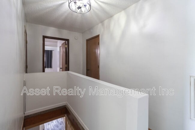 Building Photo - 817 Ridgeview Dr