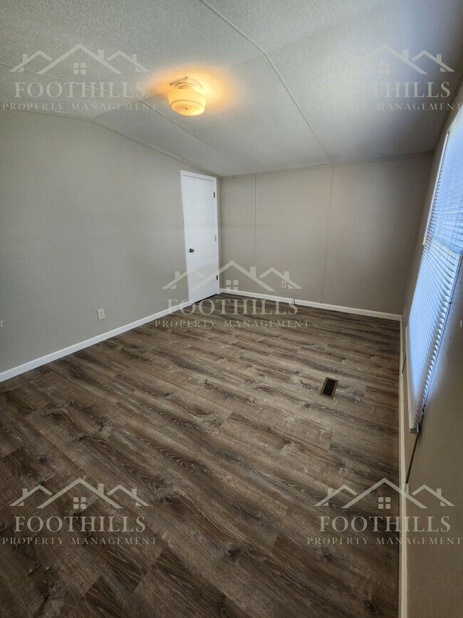 Building Photo - 3 Bedroom, 2 Bath Home Near Portman Marina...