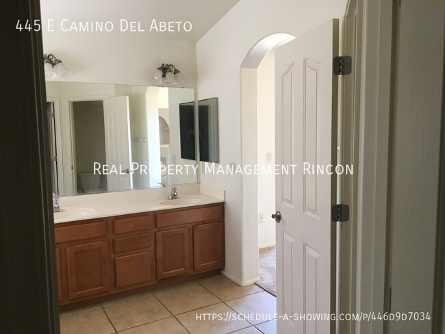 Building Photo - Luxury Living 4bd/2.5 bath in Rancho Sahua...