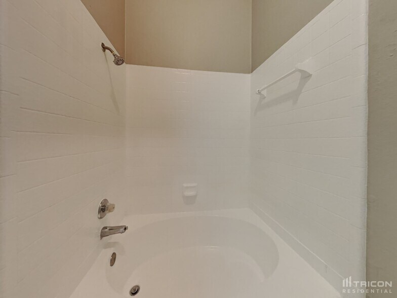 Building Photo - 561 Oxbow St