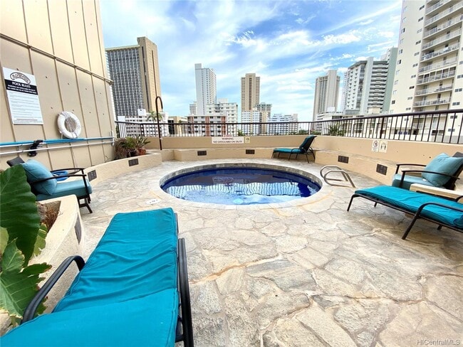 Primary Photo - 320 Lili?uokalani Ave