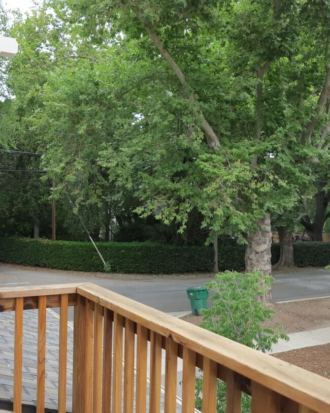 Building Photo - Charming 3 Bedroom & 2.5 Bathroom Available in Atascadero!