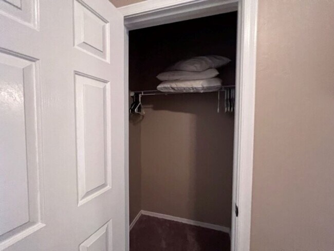 Building Photo - 2BR Vacation Home in Gated Community Bullhead Parkway with Utilities Avail 10/1