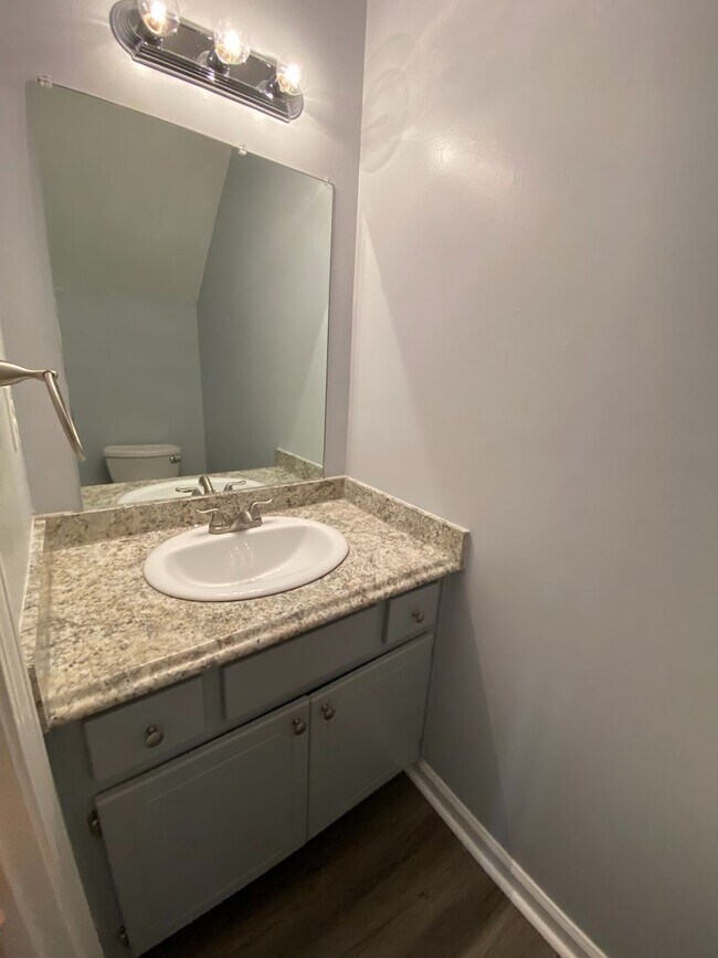 Building Photo - Oakwood Drive (Duplex - 2 Units)