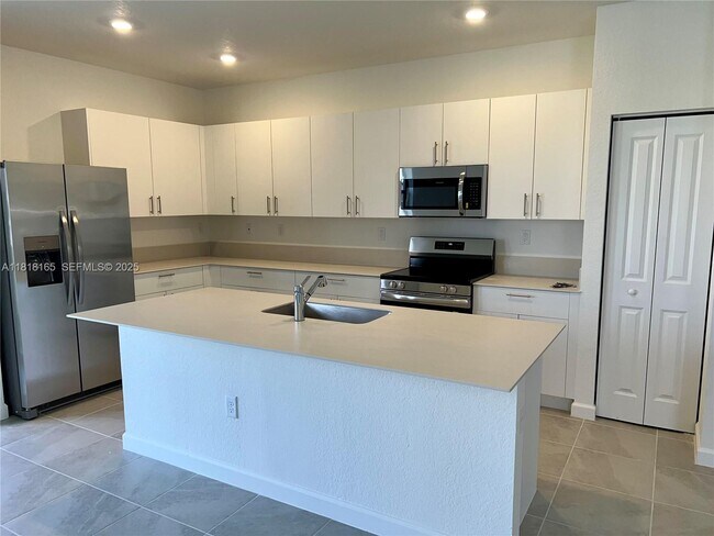 Building Photo - 2929 SE 23rd Ave