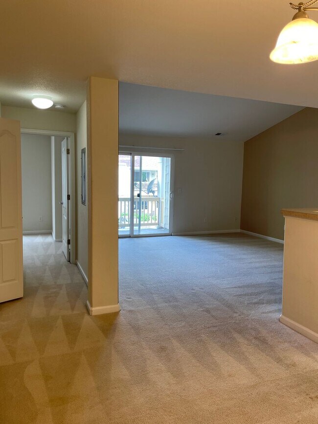 Building Photo - 2 bed/2 bath 2nd-floor condo in Lakeshores at Centerra.