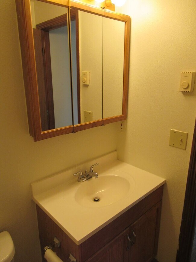Building Photo - Two Bedroom Apt. w/ Washer and Dryer