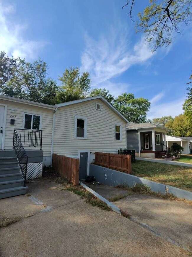 Building Photo - Spacious and Comfortable Living on Buddie Avenue