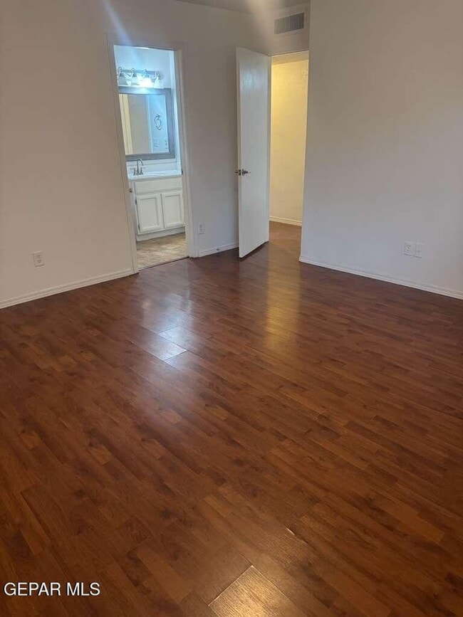 Building Photo - 3033 Tierra Humeda Dr