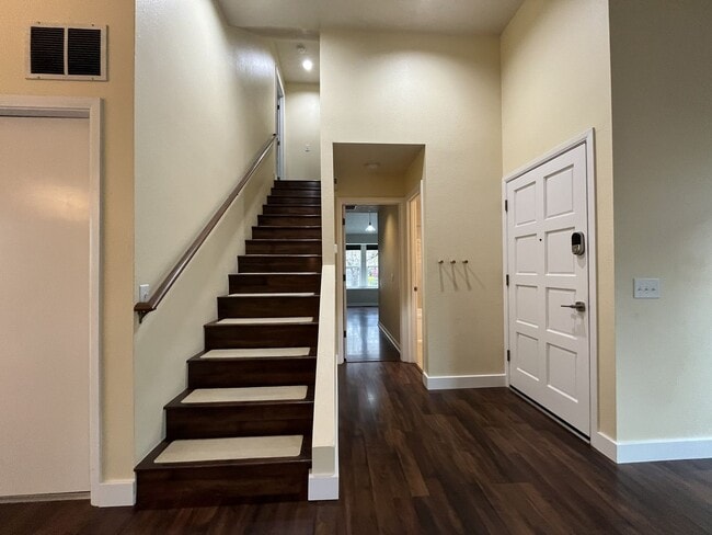 Building Photo - Stunning Lake Oswego Home with Outdoor Retreat, Vaulted Ceilings & Walk-In Closet