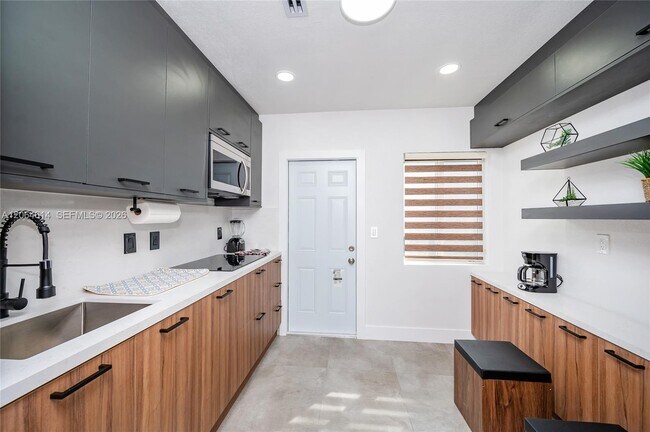 Building Photo - 5505 NW 5th Ct