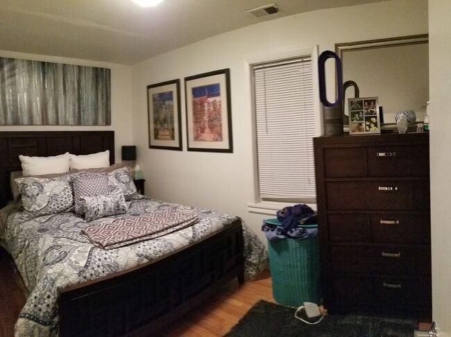 Building Photo - Great UK Village New- 2 Bedroom- Free Fast Internet, Laundry. Large Deck