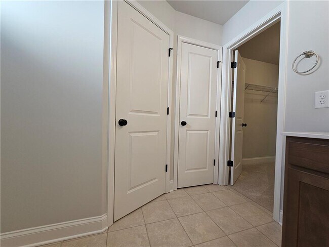 Building Photo - 5030 Sierra Creek Dr NE