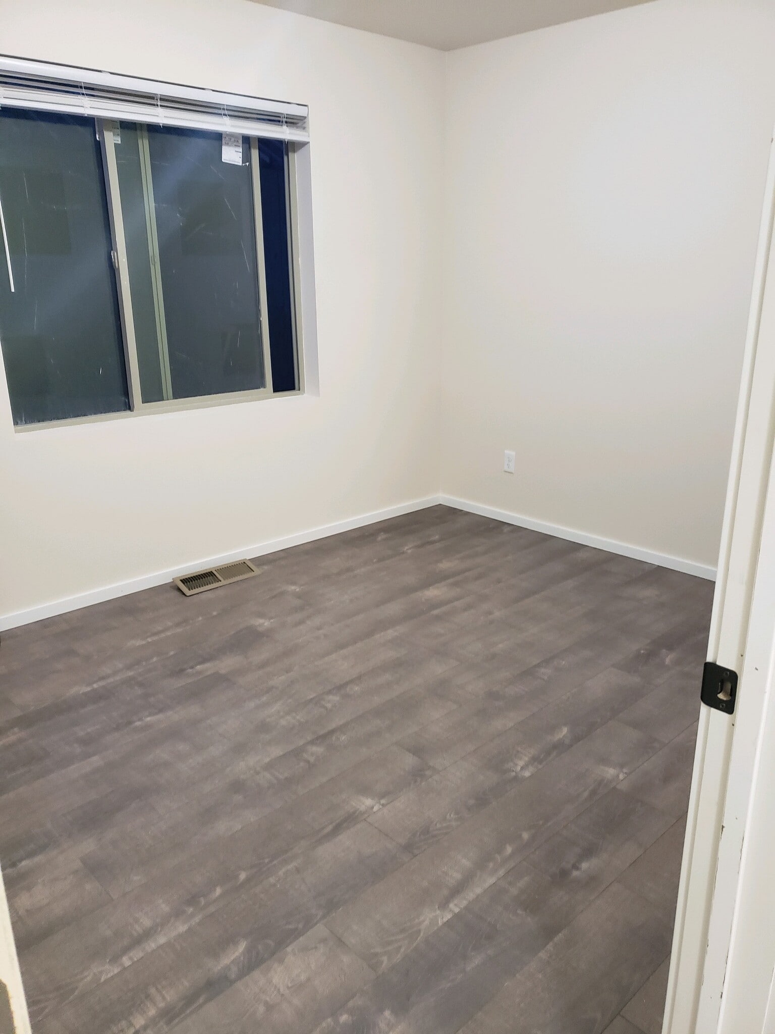 Bedroom 1 - 304 S Skipworth Rd