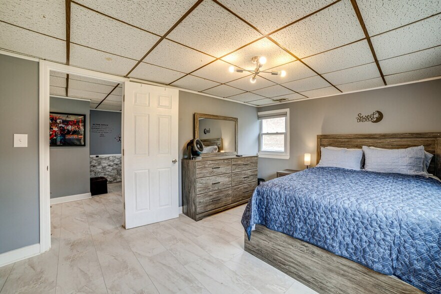 Building Photo - 737 E 157th Pl