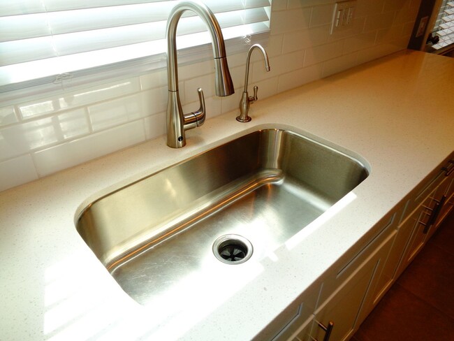 Building Photo - 2 Bedroom 1 Bath Ground Floor Apartment fo...