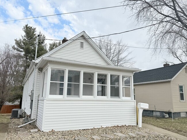 Building Photo - Newly Remodeled 2 BR/1 BA Home!