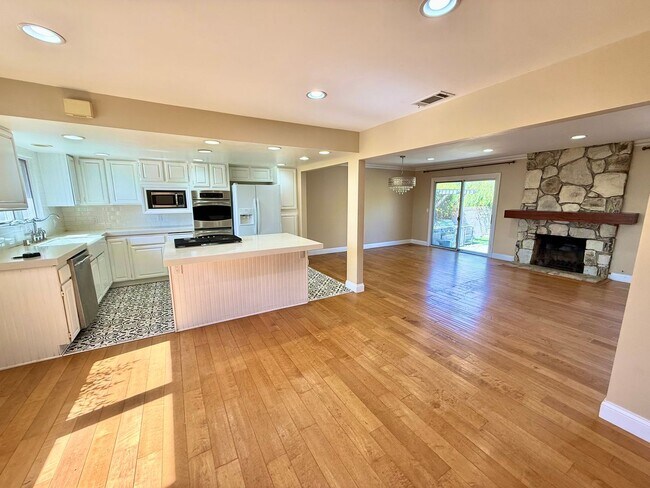 Building Photo - MUST SEE 6 BEDROOM 3 BATH HOUSE - SOUTH TO...