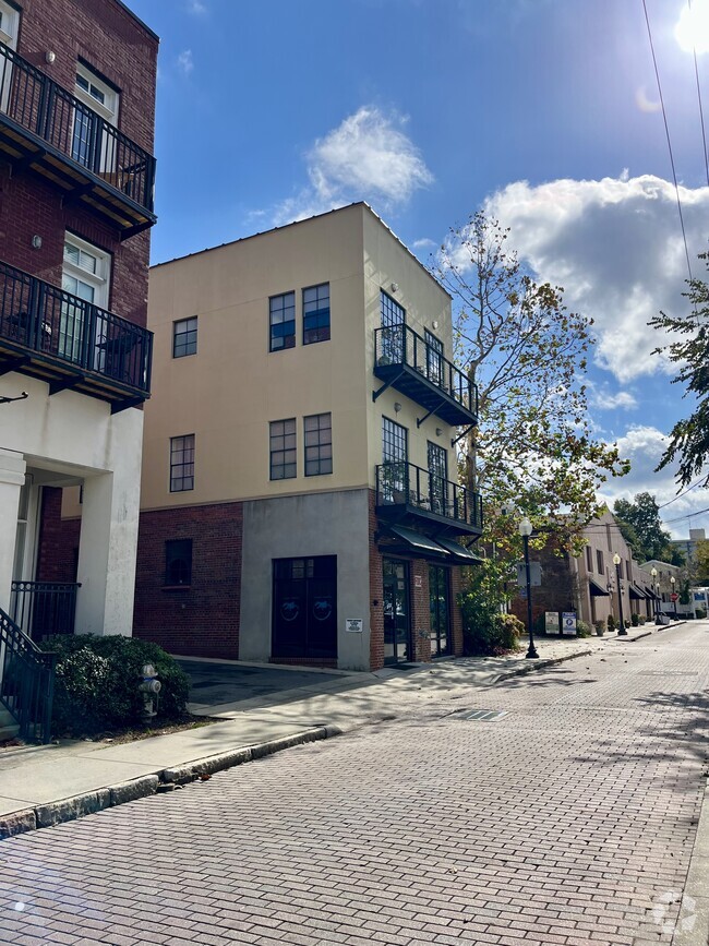 Building Photo - 219 S Water St