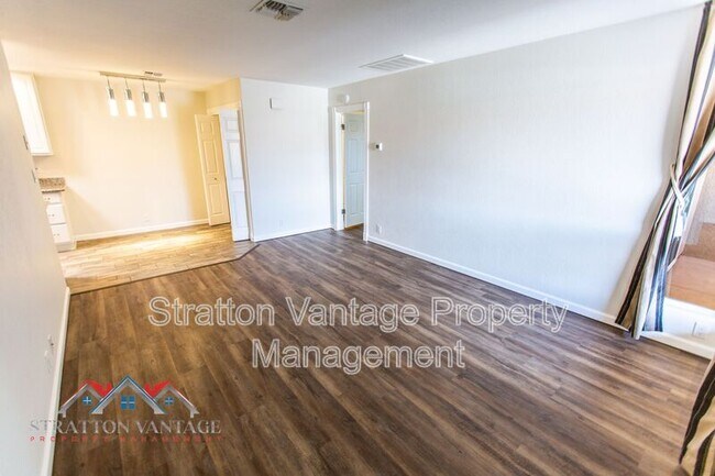 Building Photo - 427 W Pontiac Dr