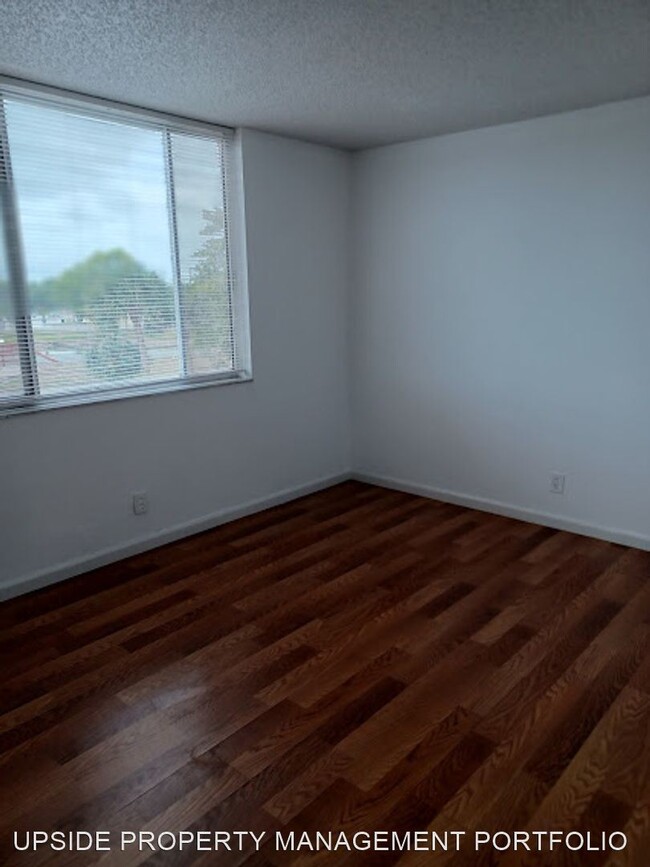 Building Photo - 2820 Somerset Dr