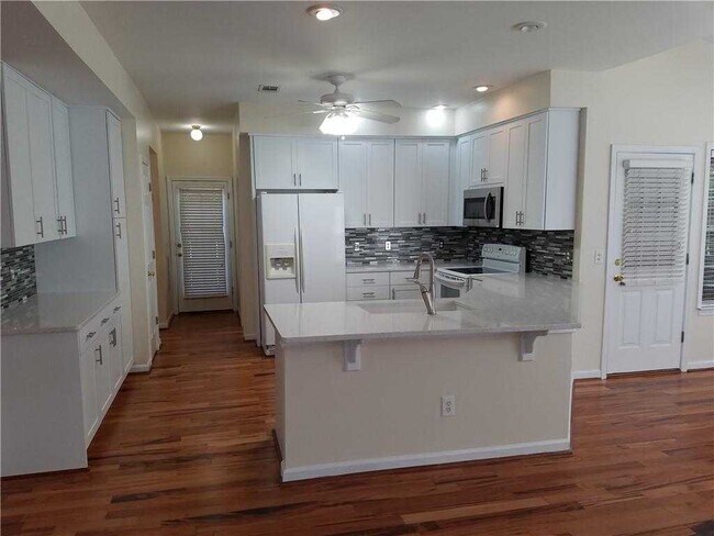 Building Photo - 6000 Carlow Ct SE