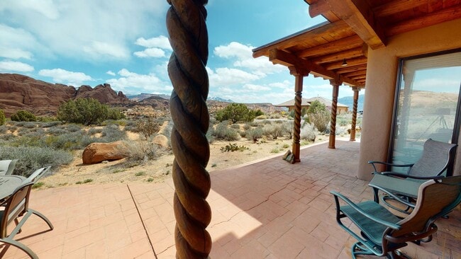 Building Photo - Custom Adobe style home in exclusive Navaj...