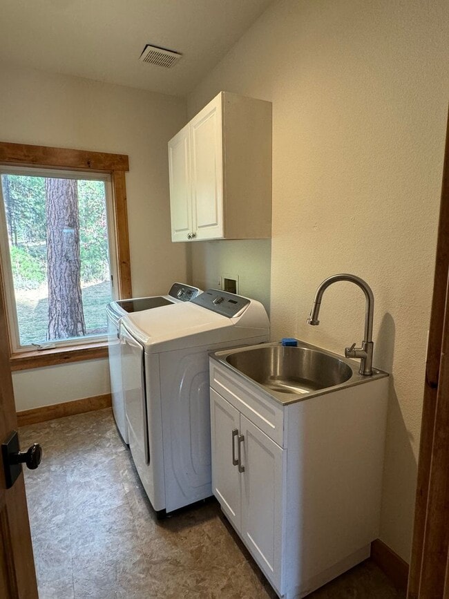 Building Photo - Luxury Mountain Retreat: 4-Bedroom Home wi...