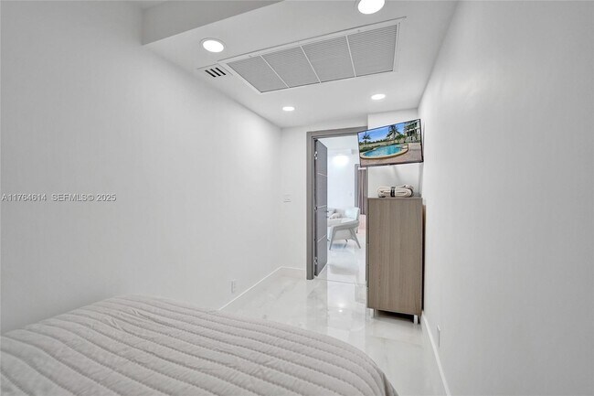 Building Photo - 4001S S Ocean Dr