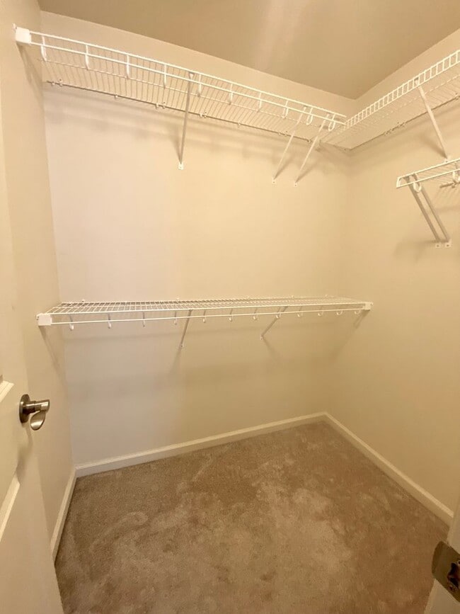 Building Photo - Town Home for Rent Minutes From Piney Gree...