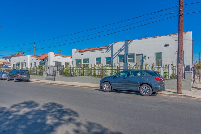 Building Photo - Gorgeous Melrose Hill Bungalow!