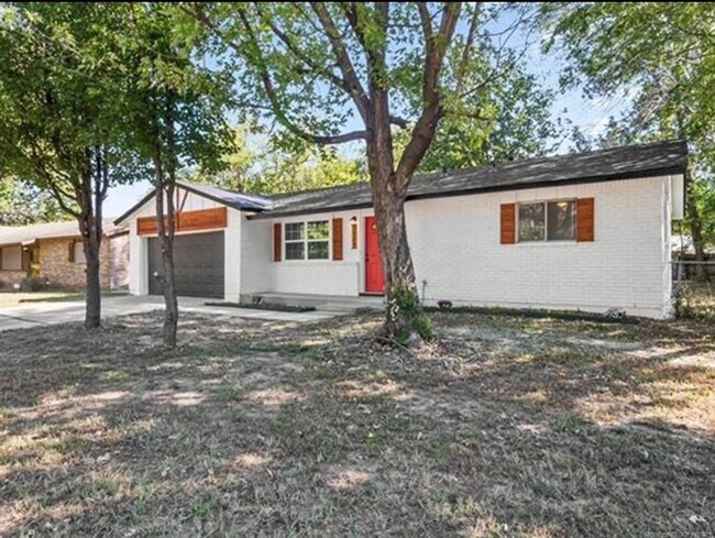 Building Photo - Beautiful Renovated 3 Bedroom Ready Late May