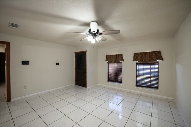 Building Photo - 3343 Bandell Dr