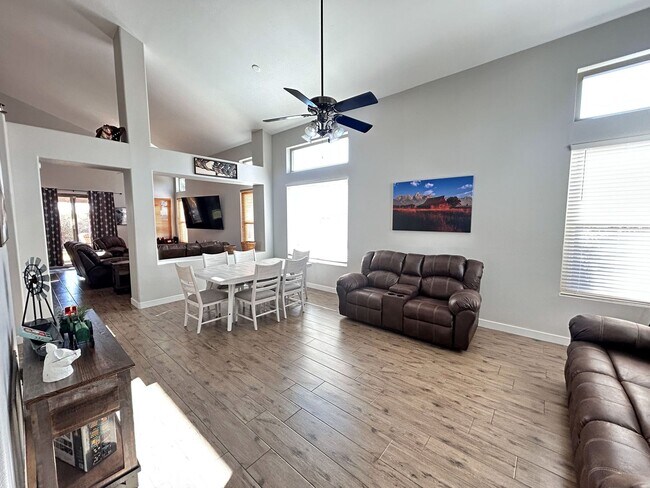 Building Photo - Beautiful fully furnished 4-bedroom, 2.5-bath home located near downtown Gilbert!