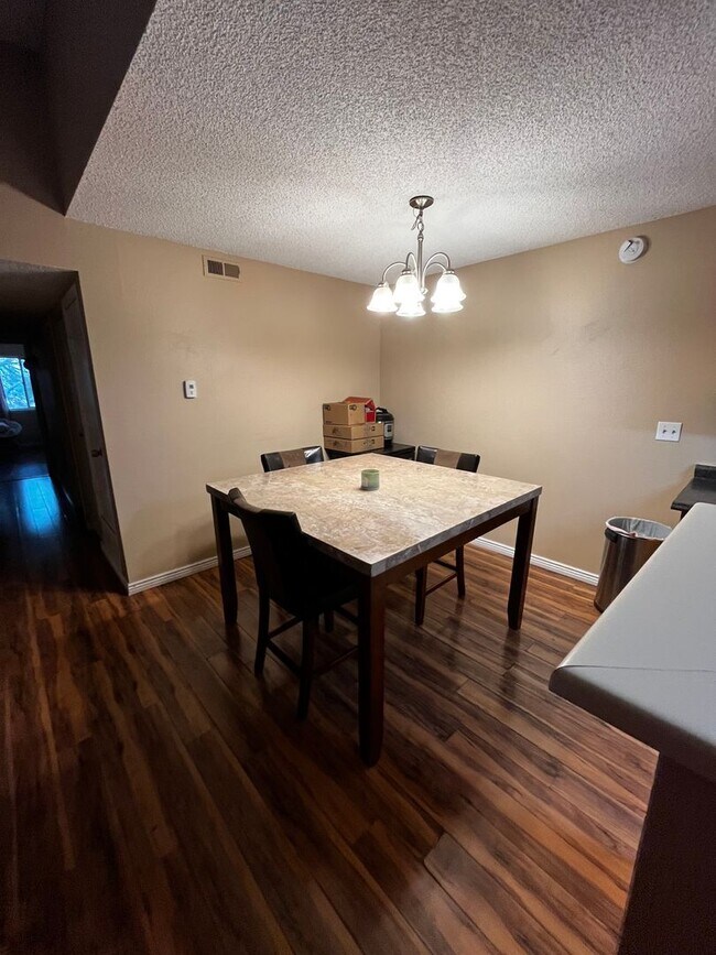 Building Photo - Large 3-bedroom 2 Bathroom in Robinwood!