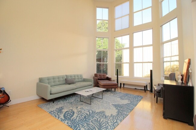Building Photo - Best deal in the Dogpatch! Spacious top floor 2 bedroom loft. Plenty of natural light and up to d...