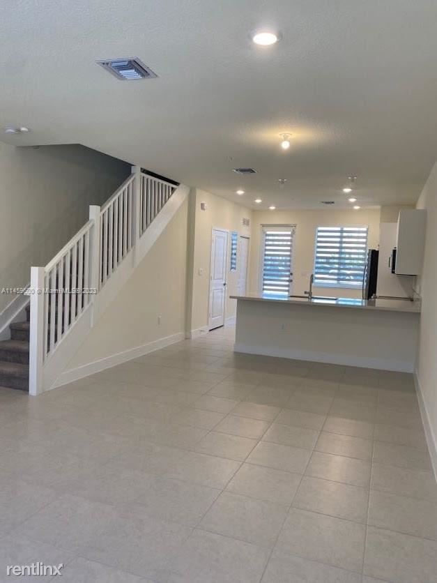 Building Photo - 3 br, 2.5 bath House - 10300 NW 66th St Ap...