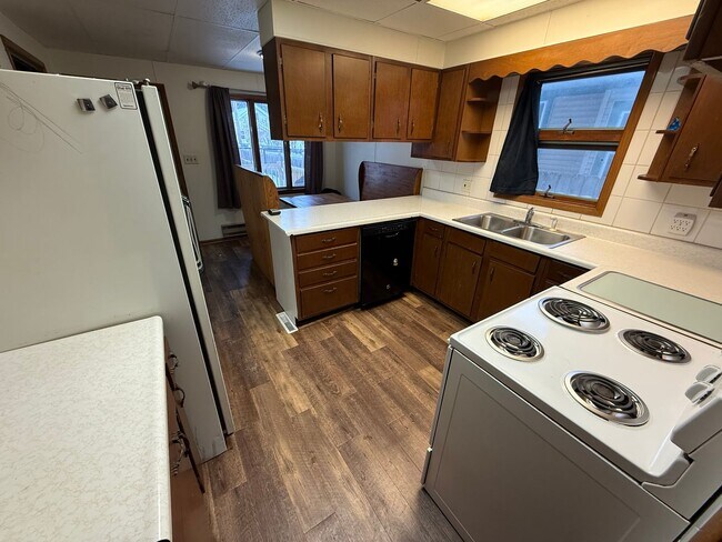 Building Photo - Duluth MN 6-Bedroom - 2-Bath - 2-Car Garage