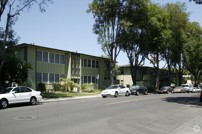Building Photo - Garden Estates