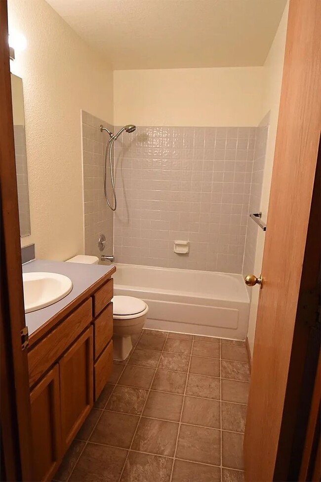 Building Photo - Spacious 4-Bedroom South Boise Home with F...