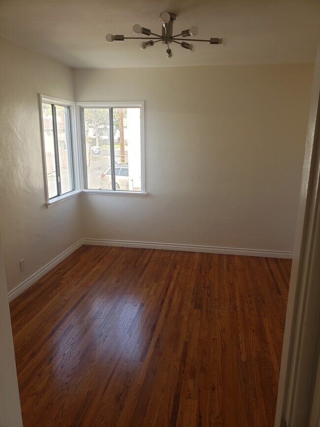 Building Photo - 731 E Providencia Ave