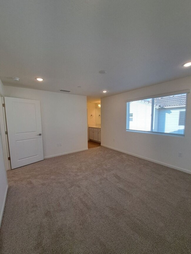 Building Photo - Beautiful 3-Bedroom Home in Gated Clovis Community!