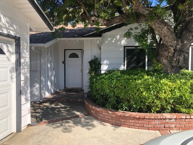 entrance - 5646 Maynard Ave