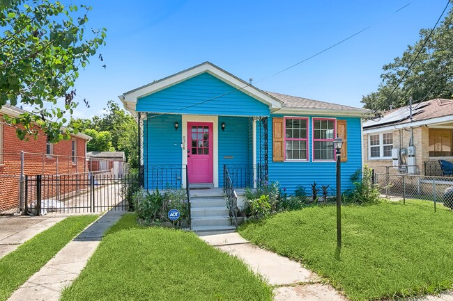 Primary Photo - Charming Cottage