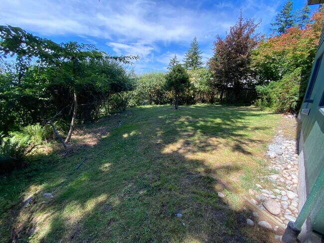 Building Photo - Spacious 5-Bedroom Home with Stunning View...