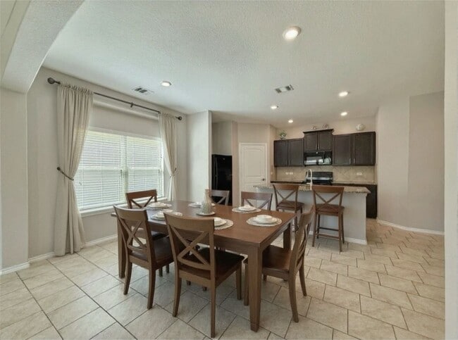 Building Photo - Northeast Crossing Neighborhood. Close to ...