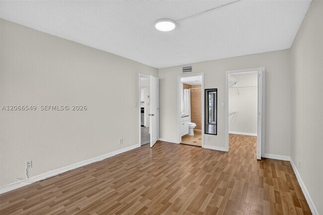 Building Photo - 220 Lakeview Dr