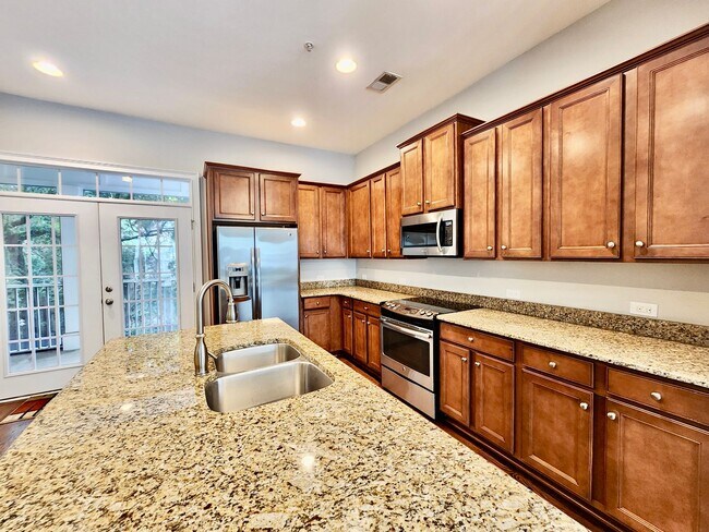 Building Photo - Four bedroom 10 minutes from the beaches o...