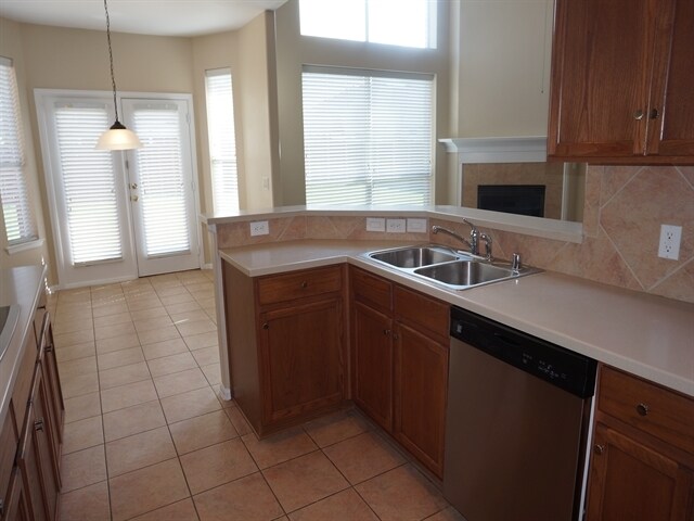Building Photo - 2844 S Serrano
