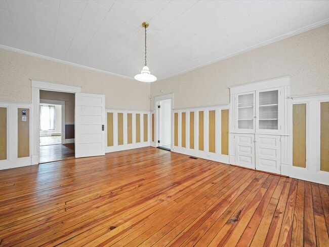 Building Photo - 4 Bedroom/2 Bath Home for Rent